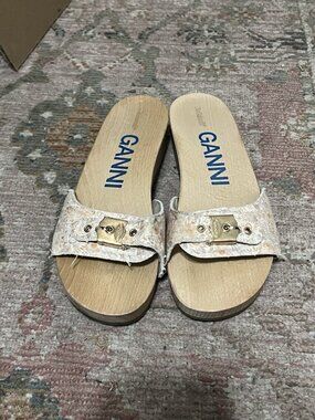 Women's Ganni Dr. Scholl's Clogs Wooden Sandals Size 8 Floral Bronze Gold